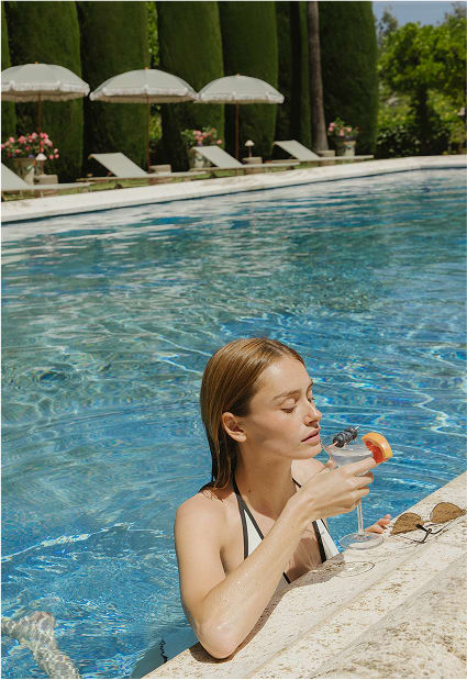 Set tavolo rotondo Brielle Bistro Ø80 cm e 4 sedie da giardino impilabili in rattan sintetico e alluminio Solange Bistro RECONFI