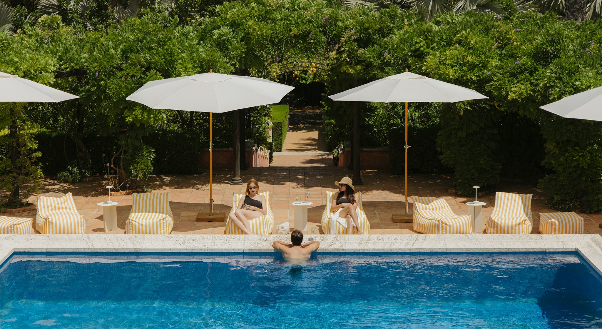 Set da giardino con poltrona e pouf in tessuto Sandel