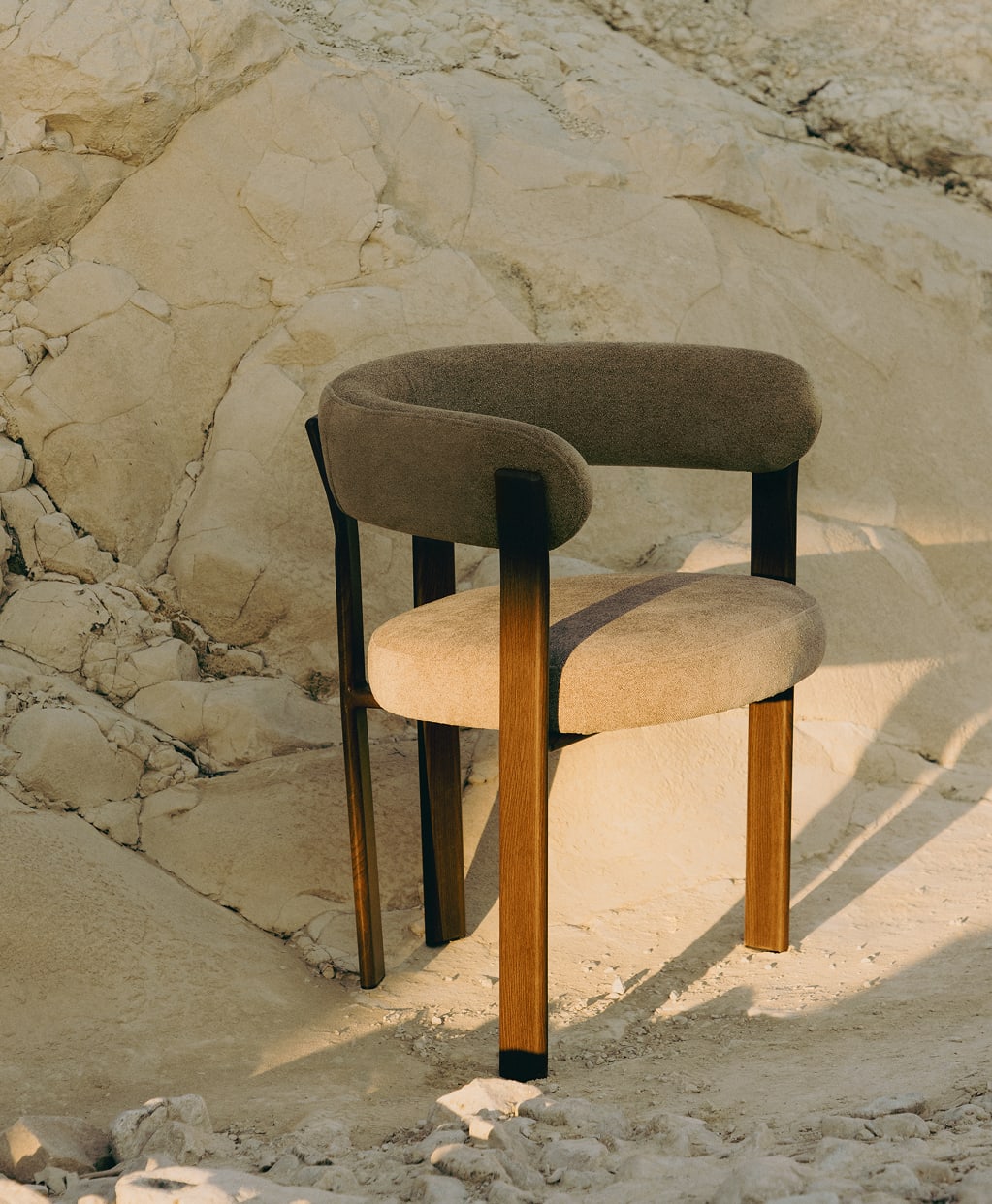 Krzesło jadalniane z podłokietnikami, tapicerowane i żelazne Jolie