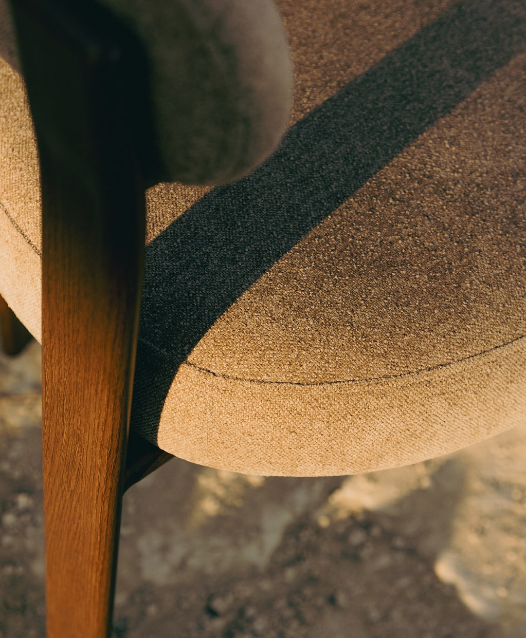 Krzesło do jadalni Jolie zachwyca nowoczesnym designem i otulającą formą. Okrągłe siedzisko i lekko odchylone oparcie, tapicerowane miękką tkaniną typu szenil, oferują przyjemną, ciepłą w dotyku fakturę. Metalowa konstrukcja z wykończeniem imitującym drewno zapewnia trwałość i naturalny wygląd.