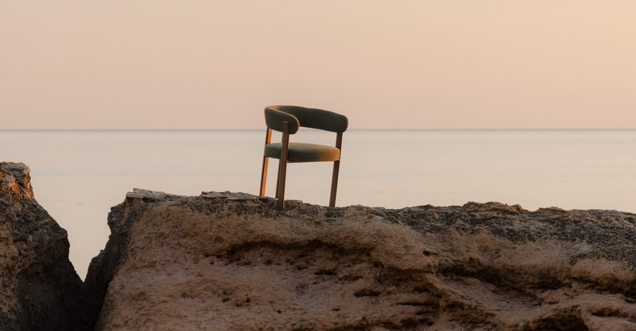 Kolekcja Jolie to nie tylko wybór mebli, ale zaproszenie do życia w stylu i spokoju. Każdy element został zaprojektowany tak, aby wnieść komfort i piękno do Twojej przestrzeni, zarówno we wnętrzach minimalistycznych, jak i na tarasach poszukujących nuty elegancji. Z Jolie luksus tkwi w subtelnych detalach i trwałej jakości.