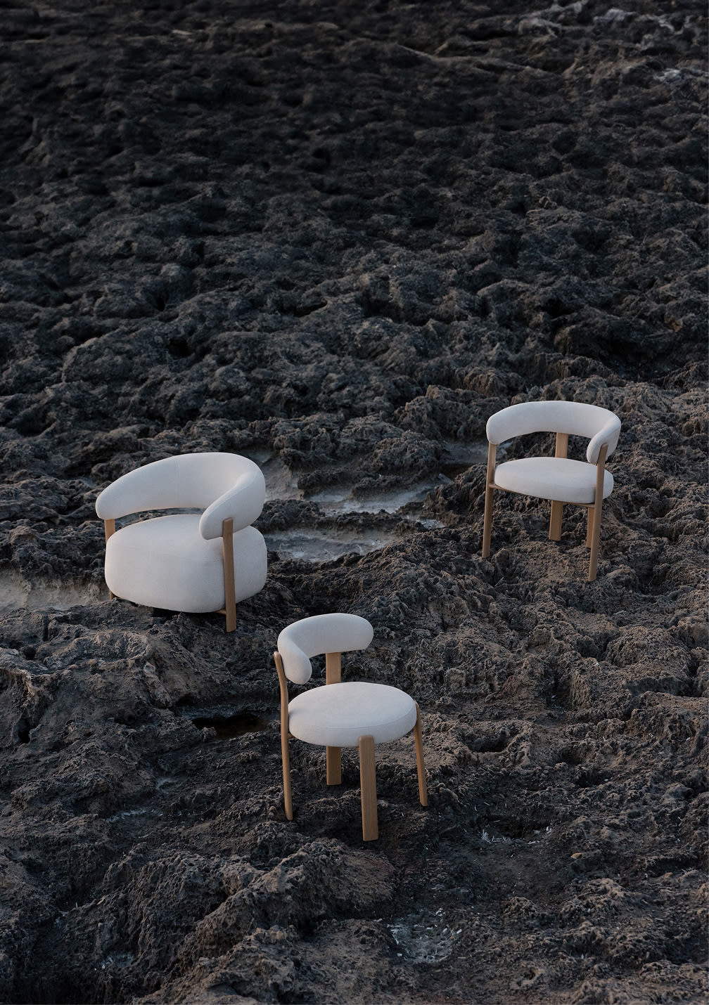 Kolekcja rozszerza się o elementy, które zachęcają, by zatrzymać się na dłużej, krzesło z podłokietnikami i fotel Jolie dopełniają ten świat spokoju i codziennego piękna. Każdy element zaprasza do celebrowania domowego życia z lekkością i wyrafinowaniem, oddając śródziemnomorską esencję w każdym detalu.