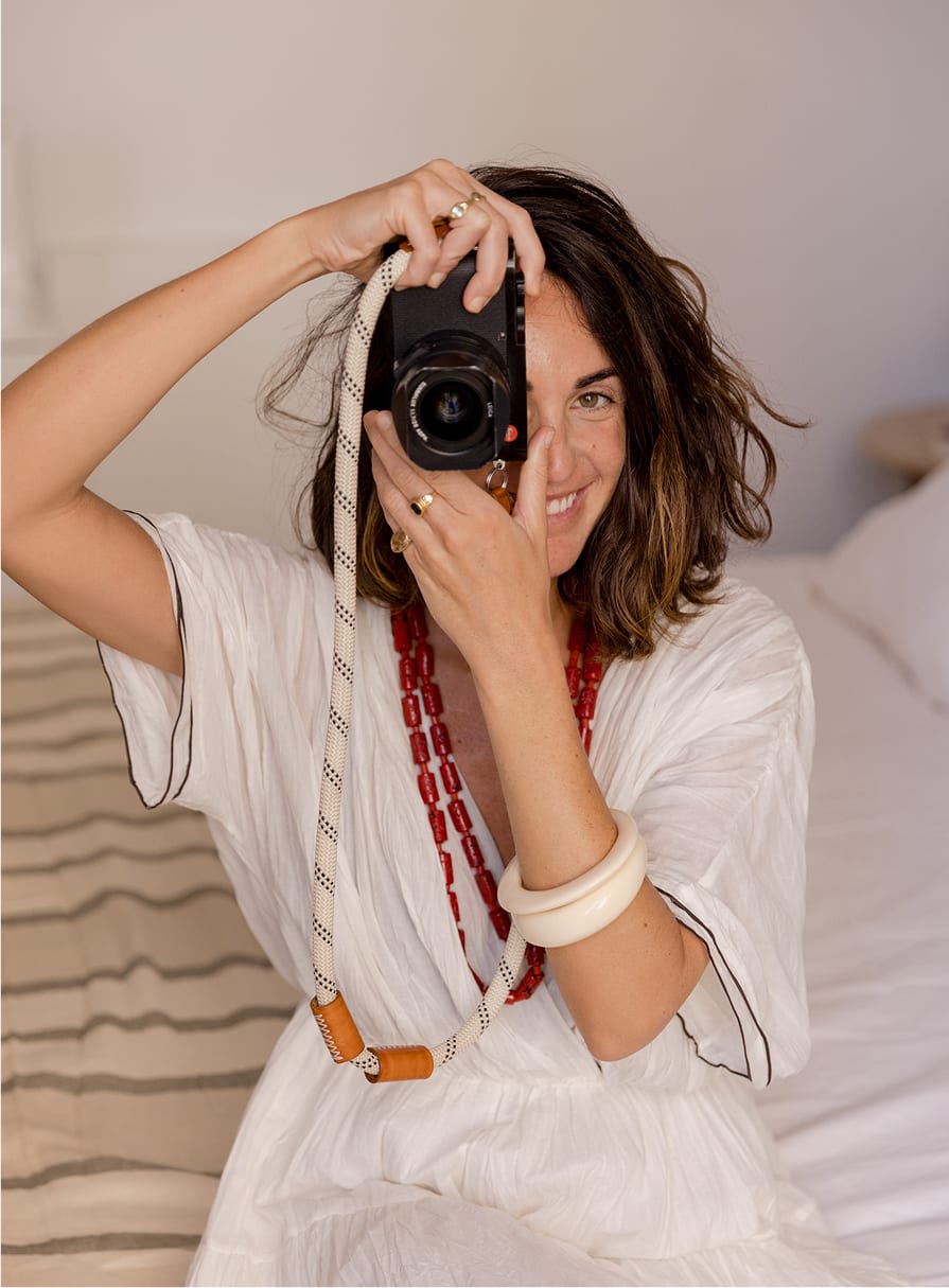 Miren Alós’ Zuhause ist nicht nur etwas zum Anschauen, man kann es fühlen. Es ist ein ruhiger, bewusster Ausdruck des Alltäglichen, ein Weg, Schönheit ohne große Worte zu leben. Ein Ort, der dazu inspiriert, achtsamer, ästhetischer und harmonischer zu wohnen.