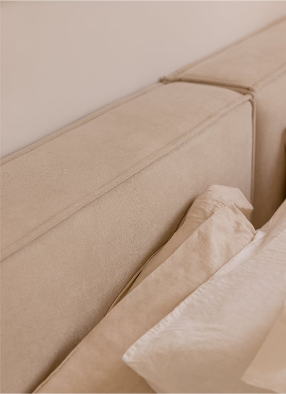 Jede Ecke ist so gestaltet, dass man sie fühlen kann. Texturen koexistieren mit Formen, Volumen und Farben. Die Kunst des Dekorierens liegt darin, wie Beleuchtung, Objekte und Blumen einen Raum in ein Gefühl verwandeln.