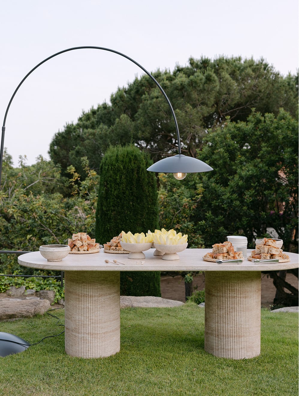 Mesa de comedor ovalada 220x100 cm en cemento look travertino Velia