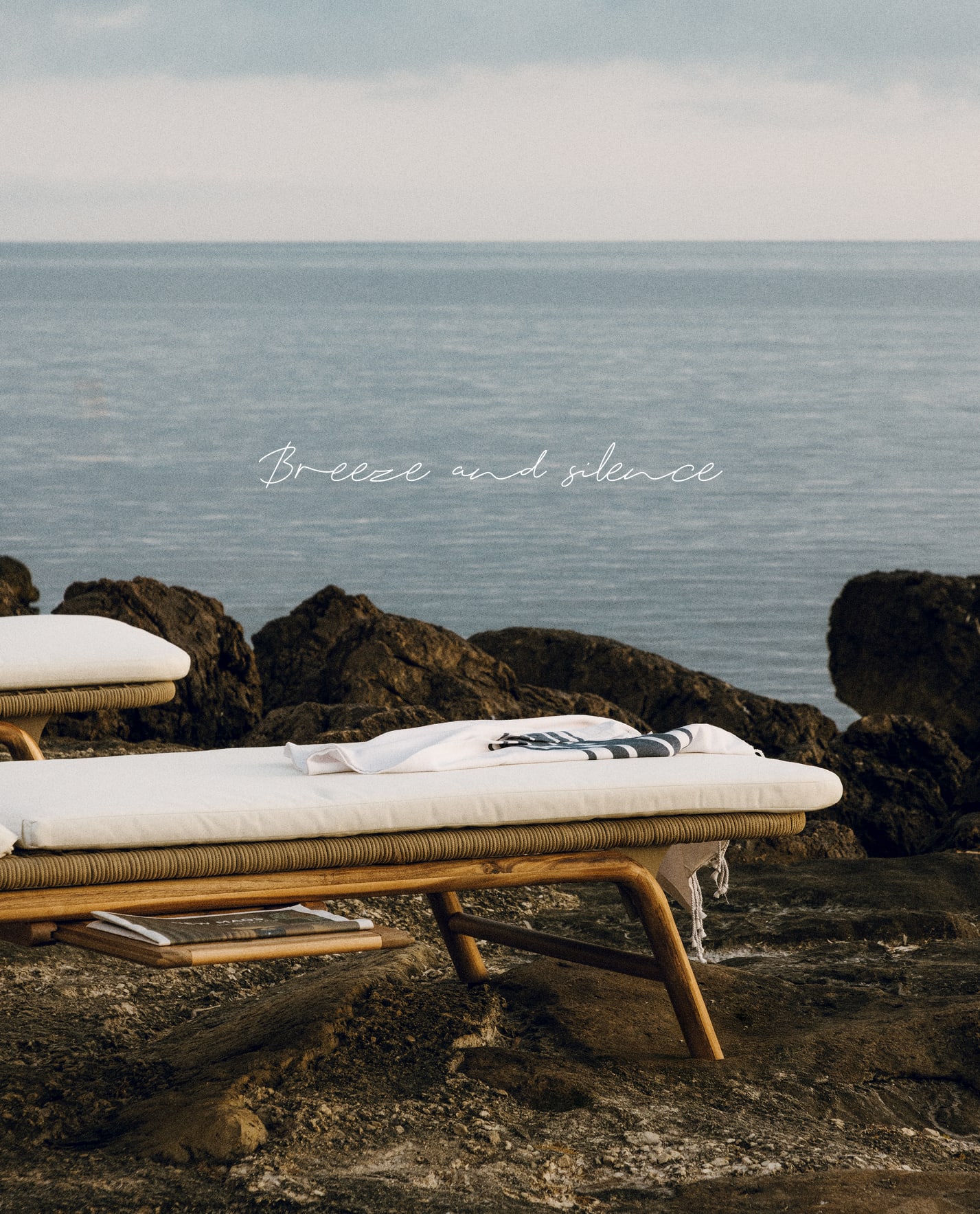 Leżak z drewna akacjowego Ikaria z funkcją rozkładania