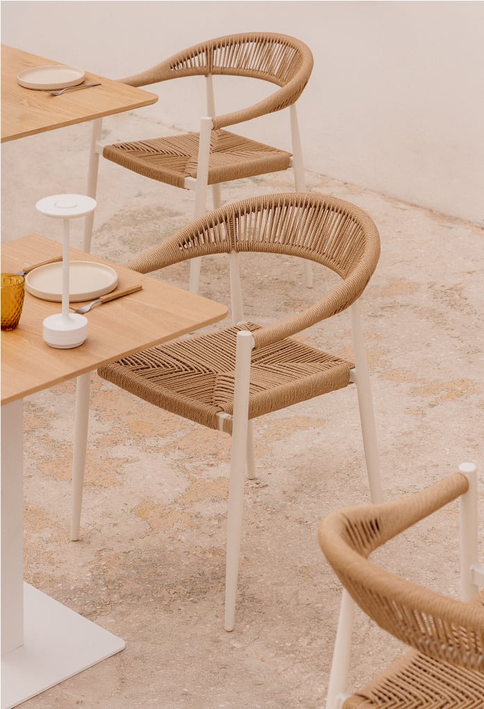 Cadeira de jardim empilhável com braços em alumínio e rattan sintético Amatria