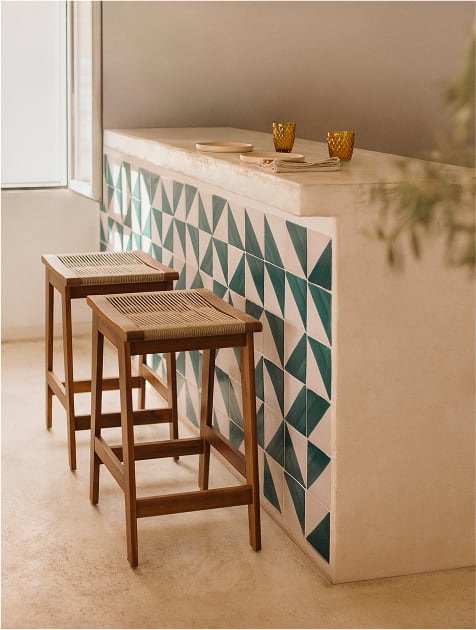 Banco alto de jardim 65 cm em madeira de acácia e corda entrançada Tenay