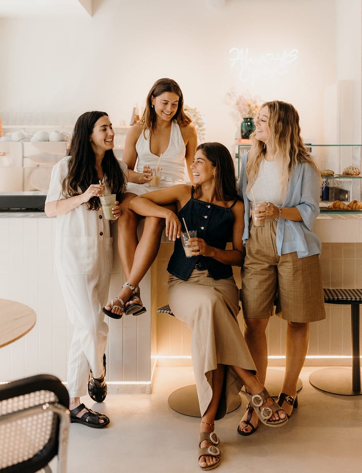 Wspólnie z The Ginger Club i Pa’ Eso Estamos, Sara tworzy miejsce, które daje możliwości na wszystko: pracę, trening, ice latte, wymianę pomysłów, oderwanie się od codzienności lub ponowne połączenie z nią. Elastyczna, funkcjonalna przestrzeń z charakterem, która sprawia, że rutyna staje się czymś przyjemnym.