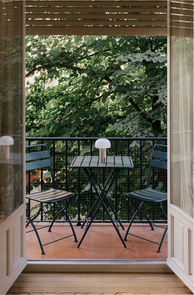 Square 60x60 cm table set with 2 folding garden chairs in steel Janti