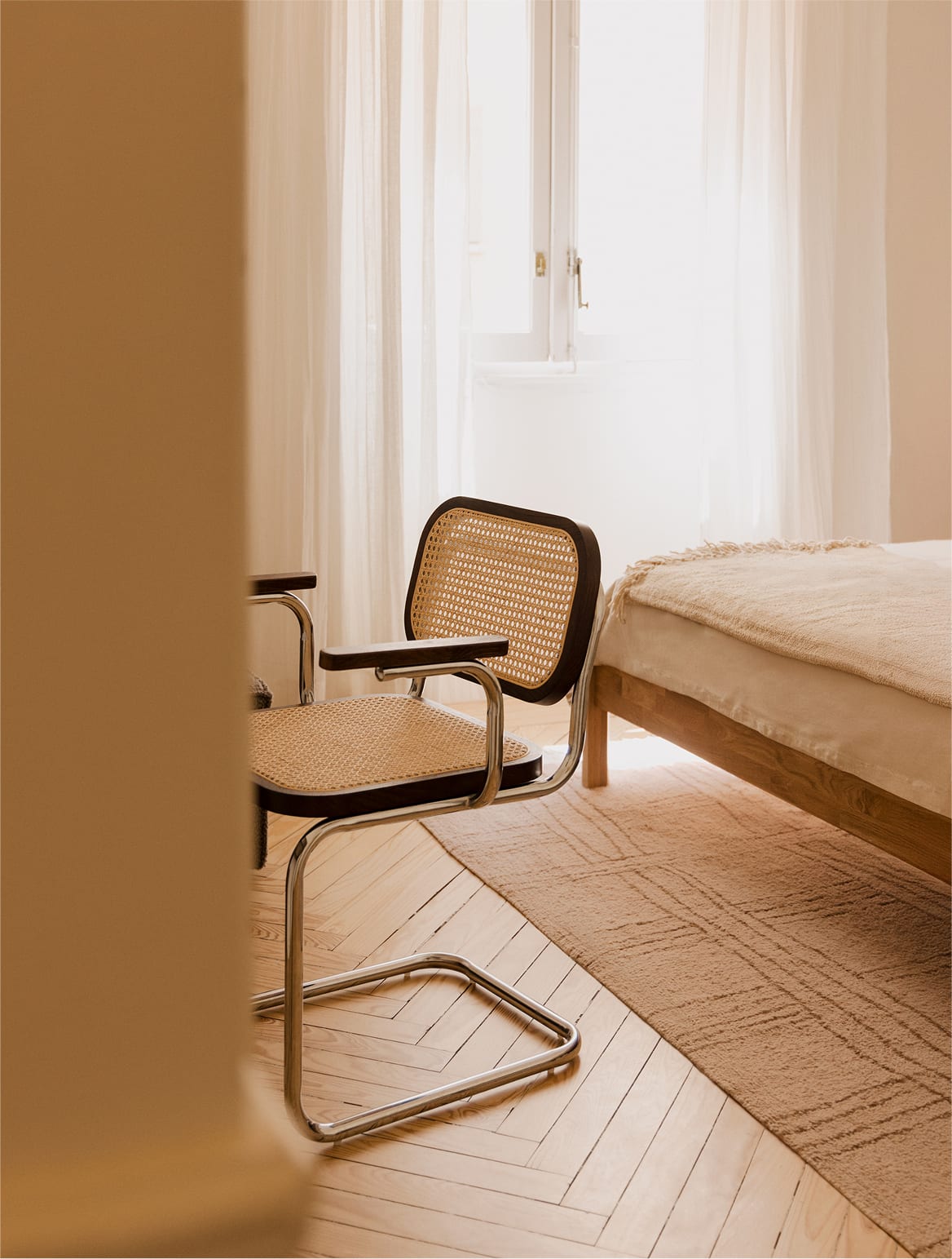 Esszimmerstuhl mit Armlehnen aus Rattan und Stahl Tento