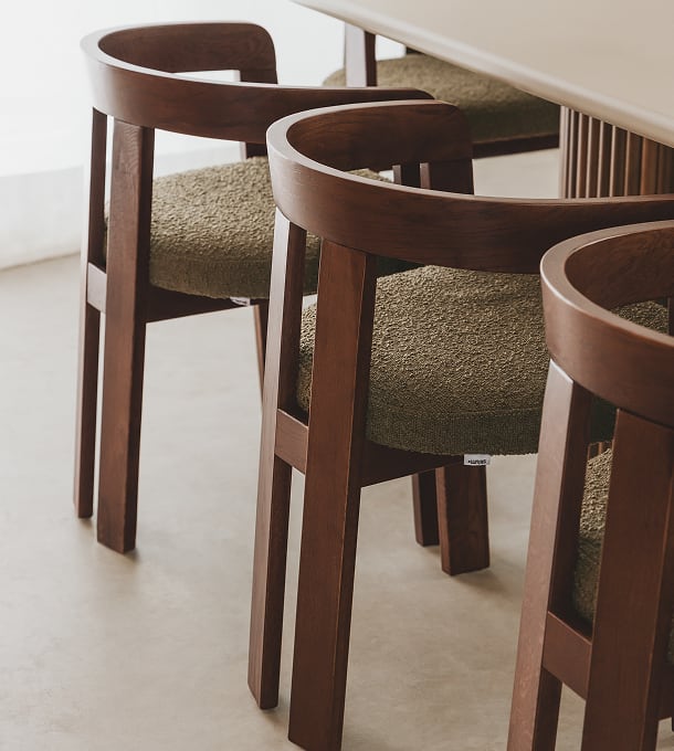Pack de 4 sillas de comedor con reposabrazos en madera y tapizadas Yvone