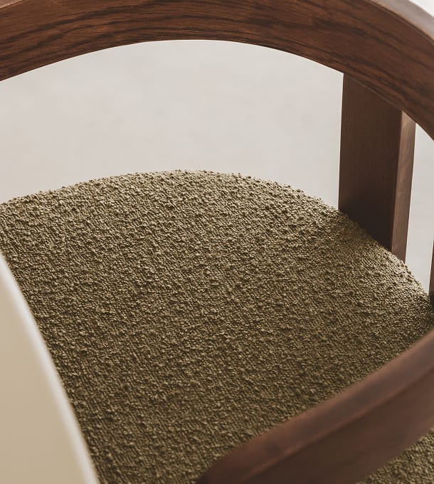 Silla de comedor con reposabrazos en madera y tapizada Yvone