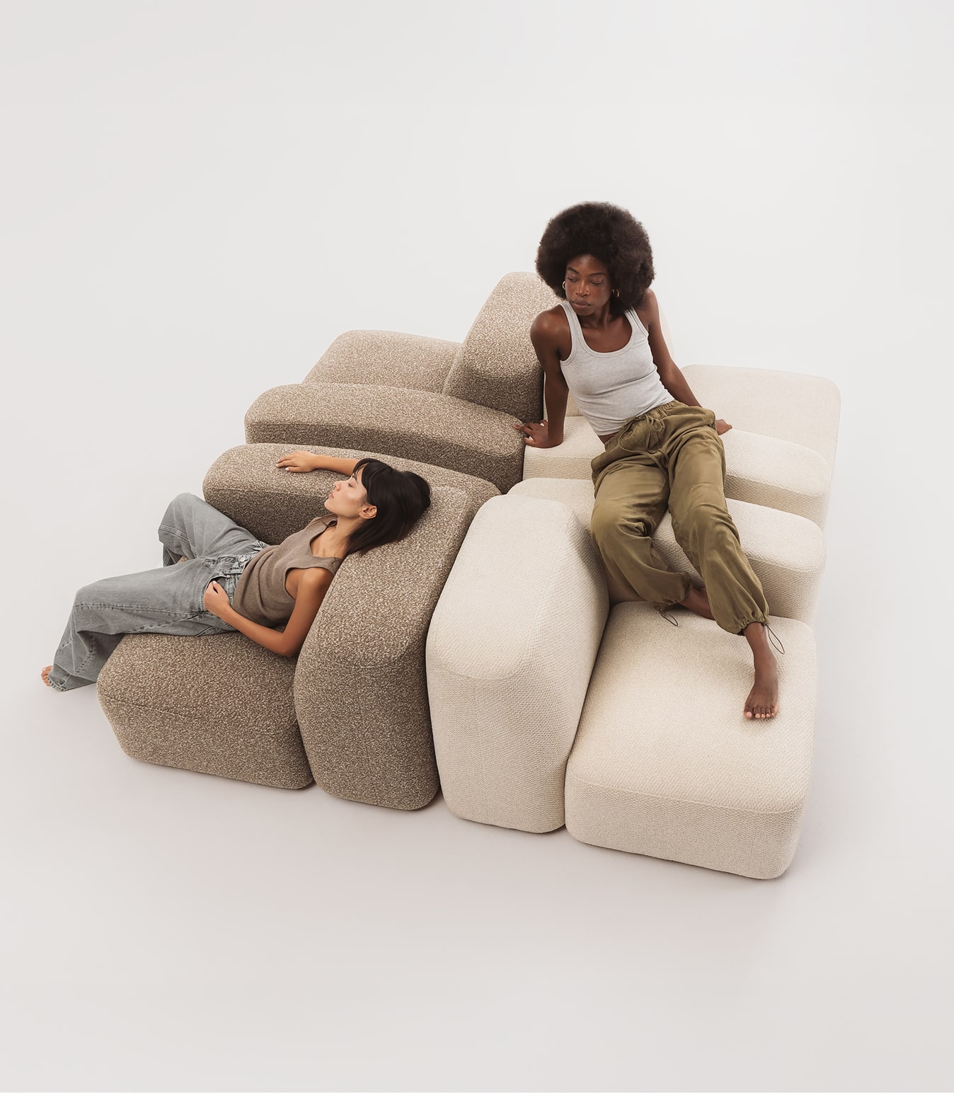 Bastian è uno spazio per disconnettersi e vivere con calma. Un divano pensato per accompagnare ogni momento, unendo design e comfort nella loro massima espressione.