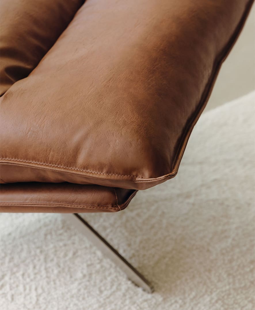 Tej jesieni piękno tkwi w tym, co istotne. Twój dom zamienia się w intymne schronienie, gdzie każdy mebel prowadzi dialog z porą roku i z tobą. To czas na pauzę, na odczuwanie i na życie w komforcie w jego najczystszej postaci.