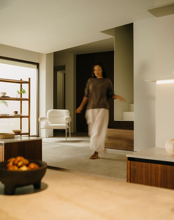 Regał z 4 półkami z drewna mango Gina