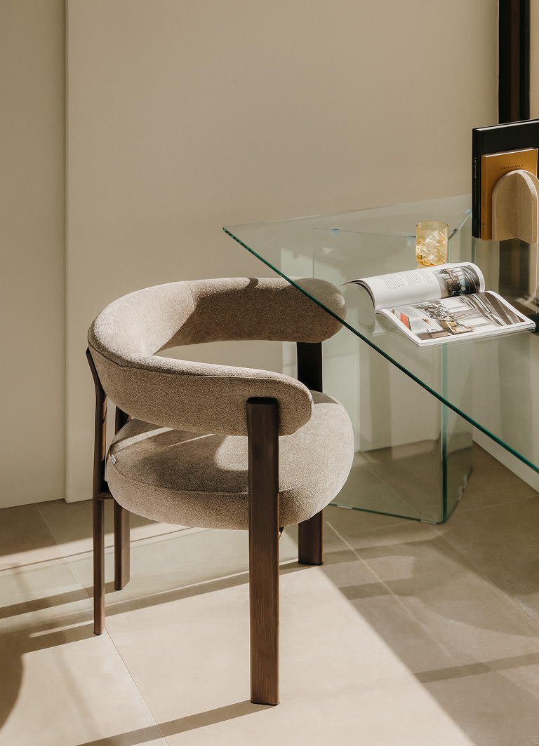 Krzesło jadalniane z podłokietnikami, tapicerowane i żelazne Jolie