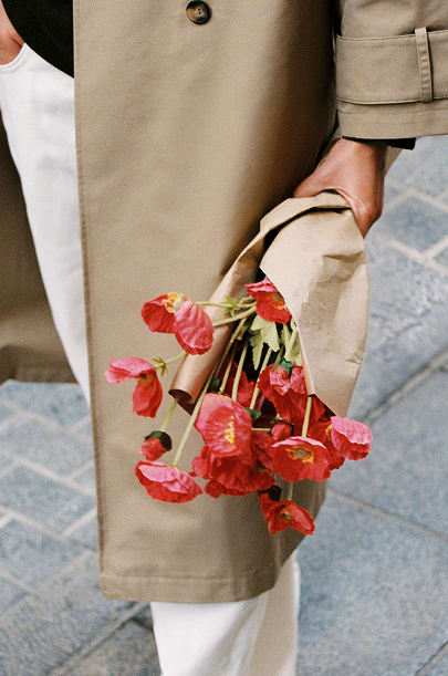 Nasze sztuczne kwiaty zostały stworzone tak, by naturalnie wpasowywały się w każde wnętrze, tworząc żywą, spokojną i pełną elegancji atmosferę, w której piękno trwa.