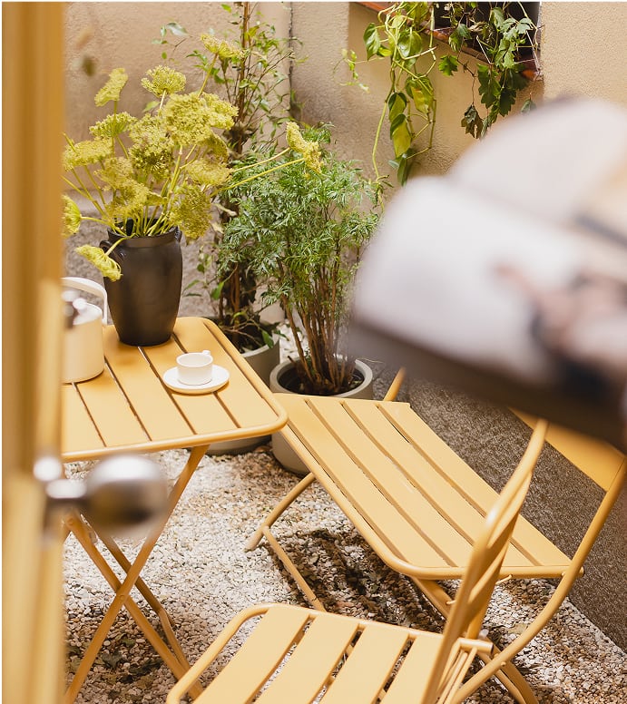 Set aus quadratischem Gartentisch 60x60 cm und 2 klappbaren Stühlen aus Stahl Janti