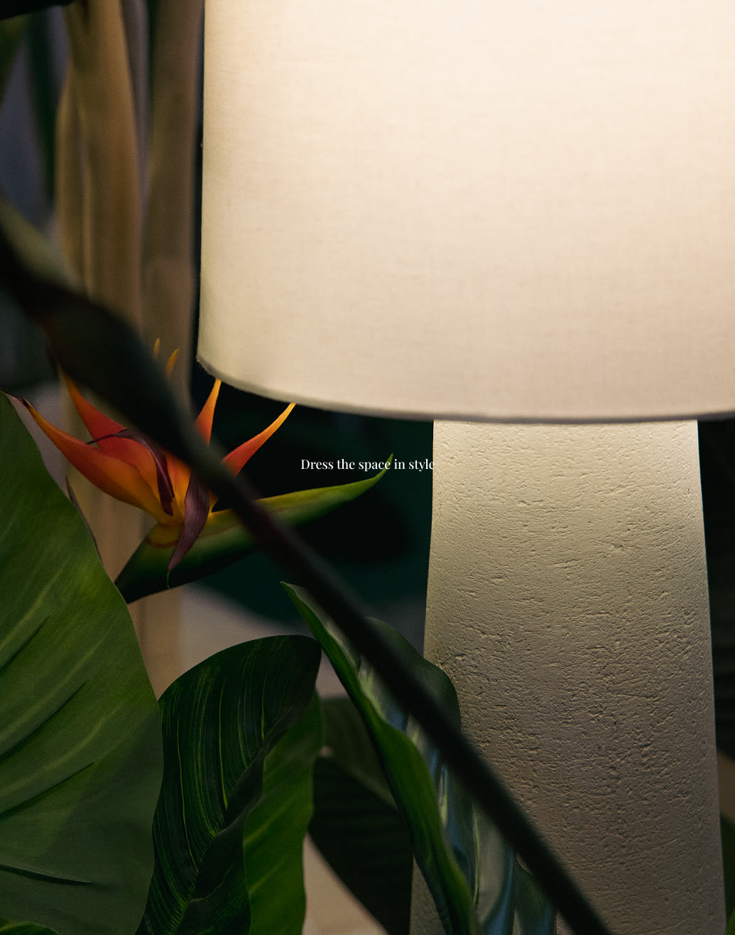 [*]Lámpara de pie en lino y fibra de vidrio Loana