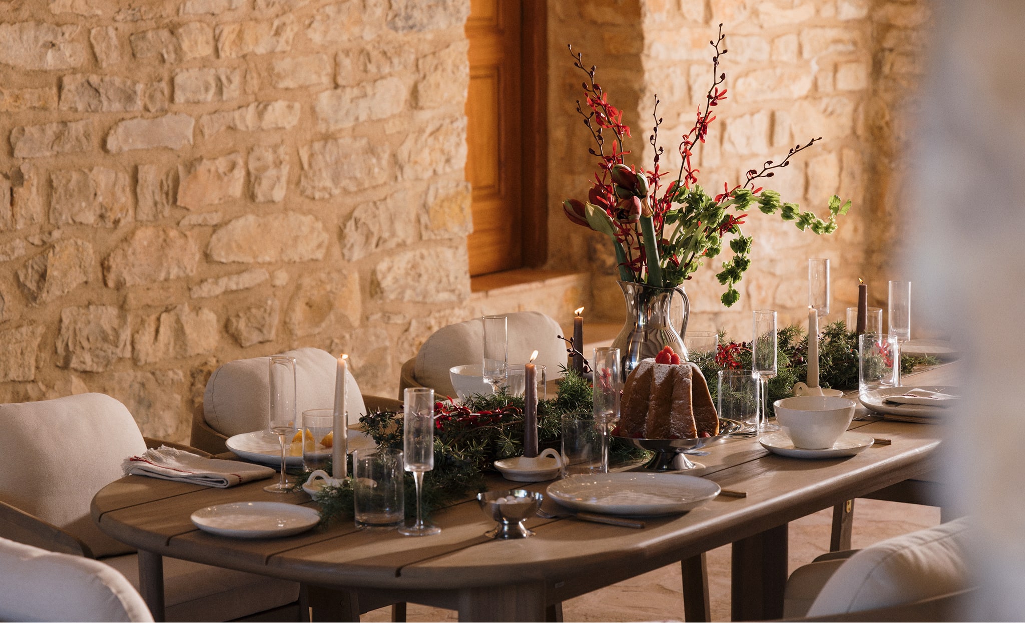 Ovaler Tischset 240x100 cm aus Akazienholz und 8 Gartenstühle aus Akazienholz Uleno