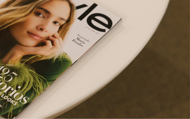 L’area reception si presenta come uno spazio accogliente, dove la poltrona Gombren offre un primo gesto di benvenuto. Accanto a lei, il piedistallo Fleuri e il vaso Filis completano l’ambiente con un’eleganza naturale che invita a restare.