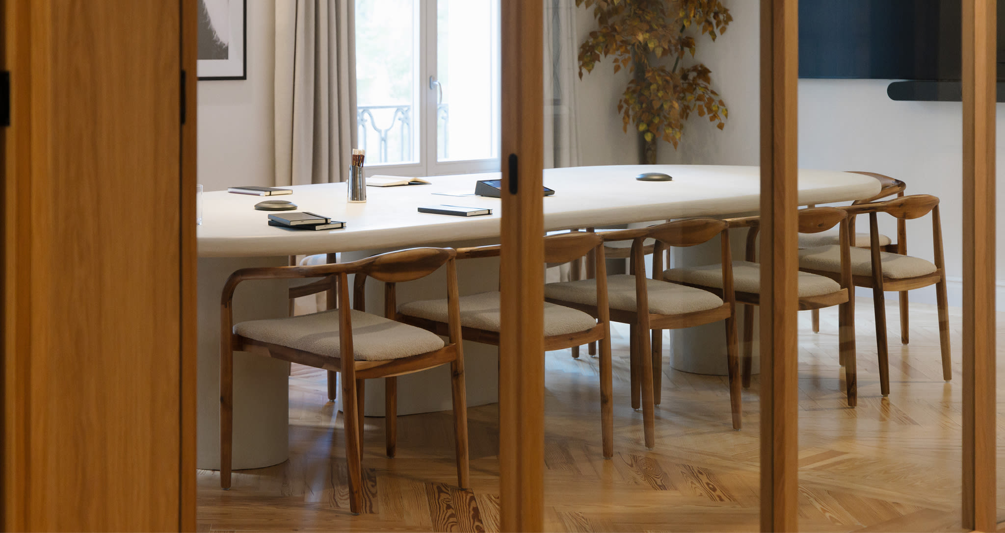 Sedia da pranzo in legno di acacia e tessuto bouclé Mallory