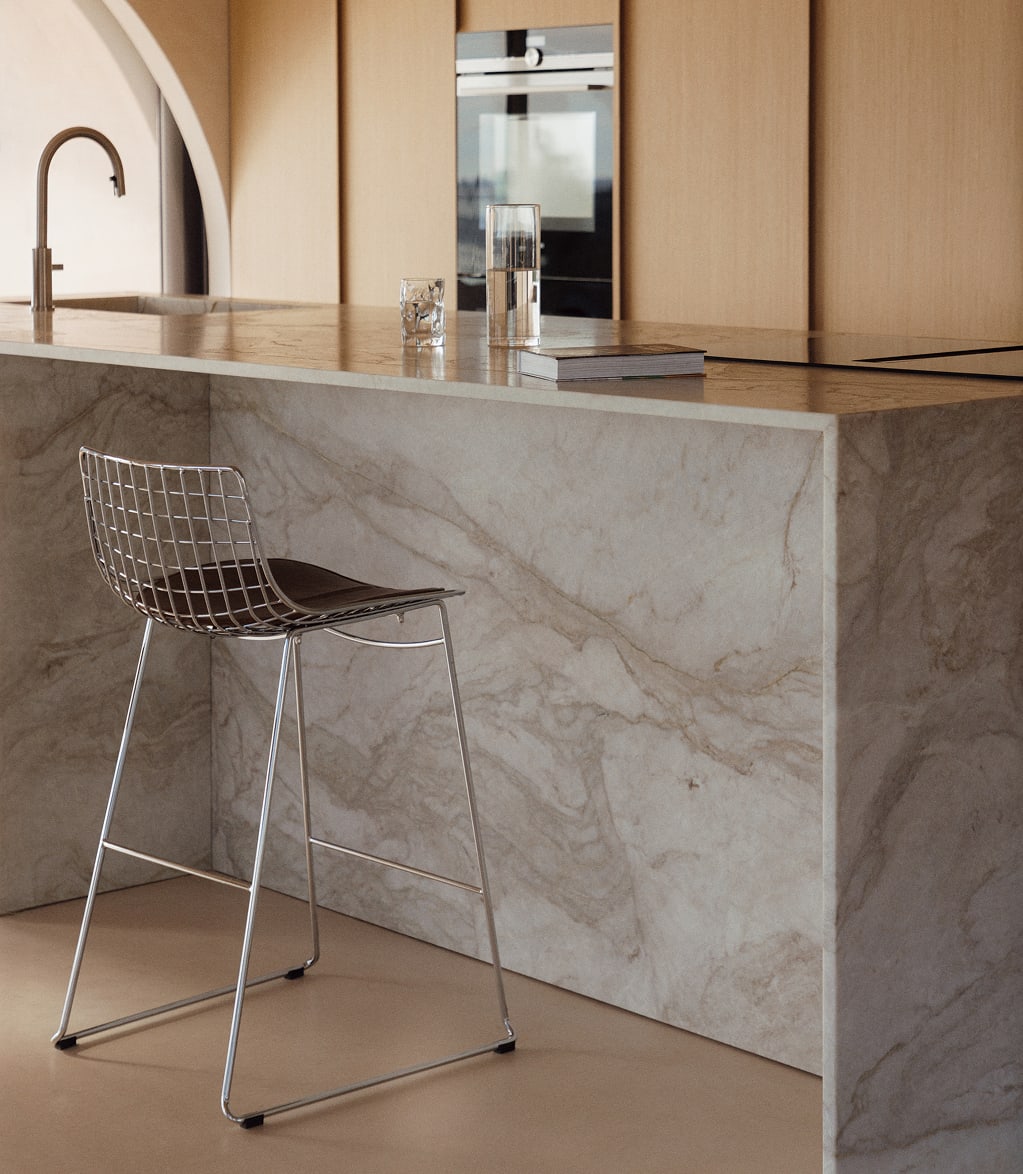 Hoher Hocker mit Rückenlehne aus Stahl Renee