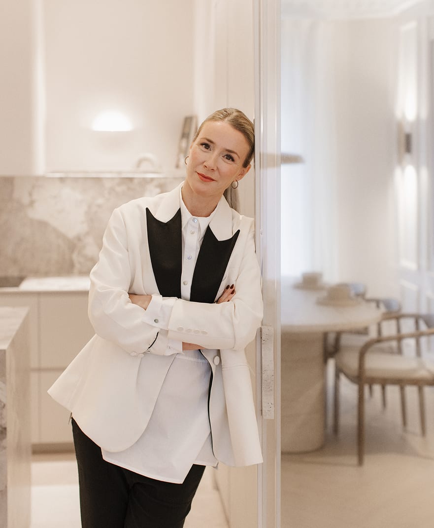 An interior that breathes silence, balance and harmony. Spaces that do not seek to stand out, but to endure, where material, light and design come together to create a home that is felt, lived in and remembered.