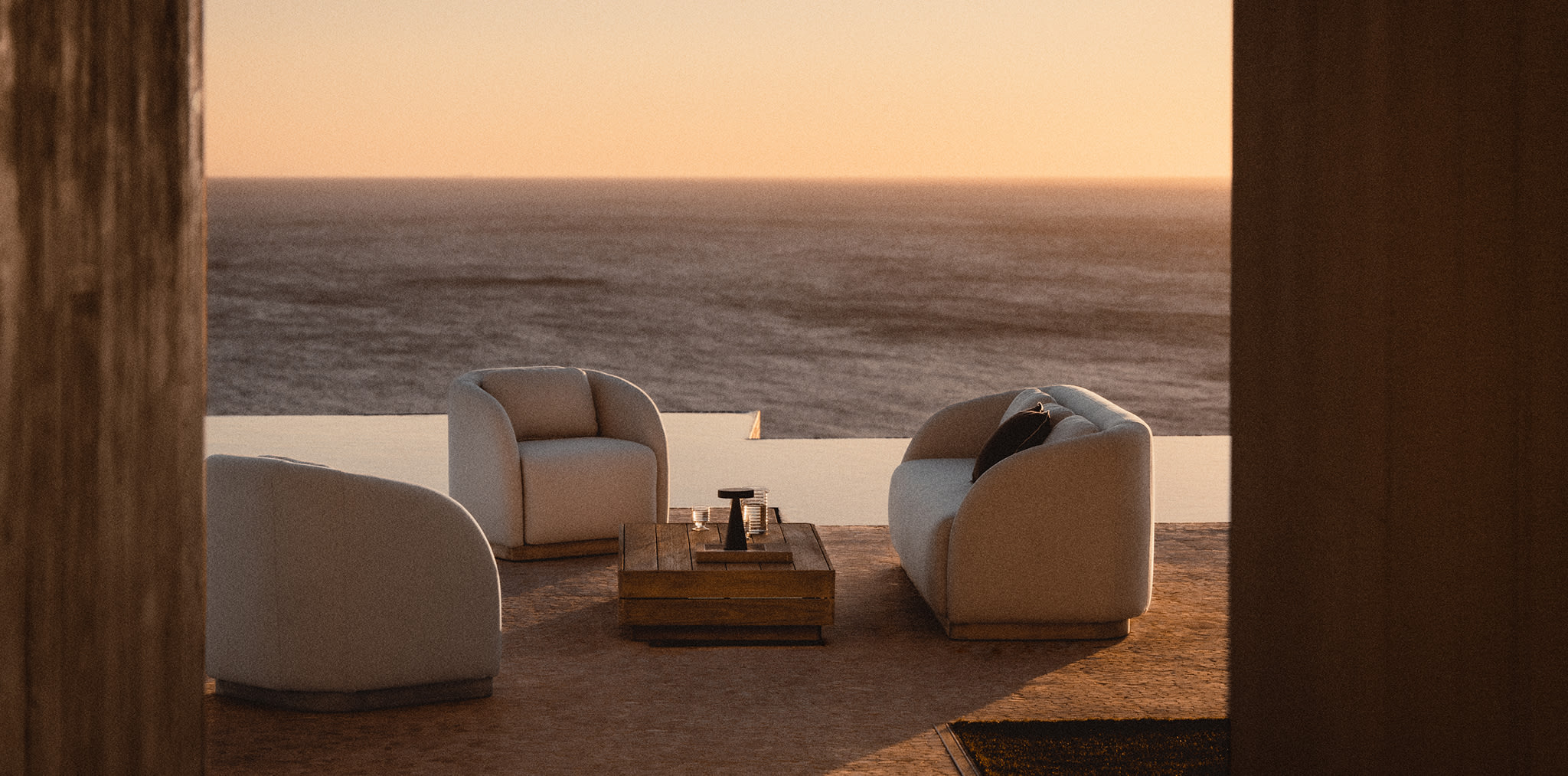 Conjunto de jardín con sofá de 3 plazas, 2 sillones y mesa de centro rectangular 130x75 cm en madera de acacia Verona