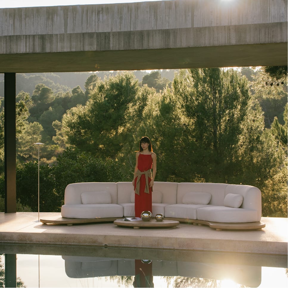 Conjunto de jardín con sofá modular curvo de 4 piezas y mesa de centro ovalada 120x95 cm en madera de acacia Gerard