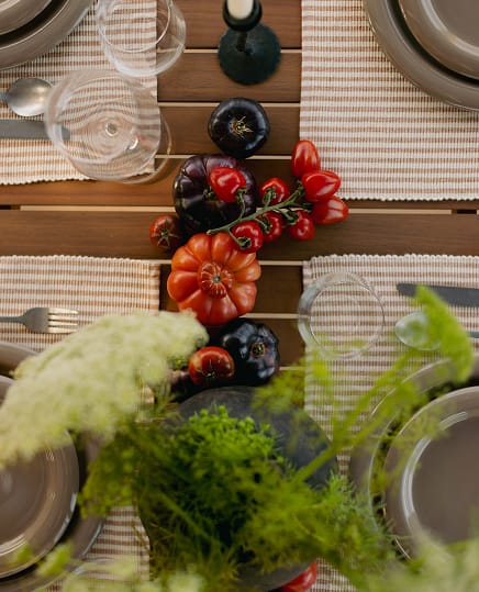 La maison s’ouvre sur l’extérieur et la cuisine modulaire devient un point de rencontre naturel. Mathis allume le feu et laisse le lieu donner le rythme, cuisinant avec fraîcheur, contraste et simplicité, comme si la cuisine avait toujours fait partie de cet endroit.