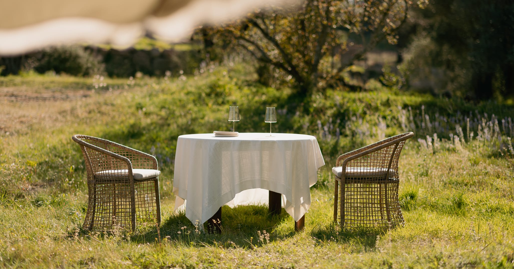 Chaise de jardin avec accoudoirs en acier et rotin synthétique Liparian
