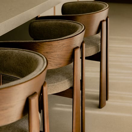 Chaise de salle à manger avec accoudoirs, tapissée et en bois de chêne Olea