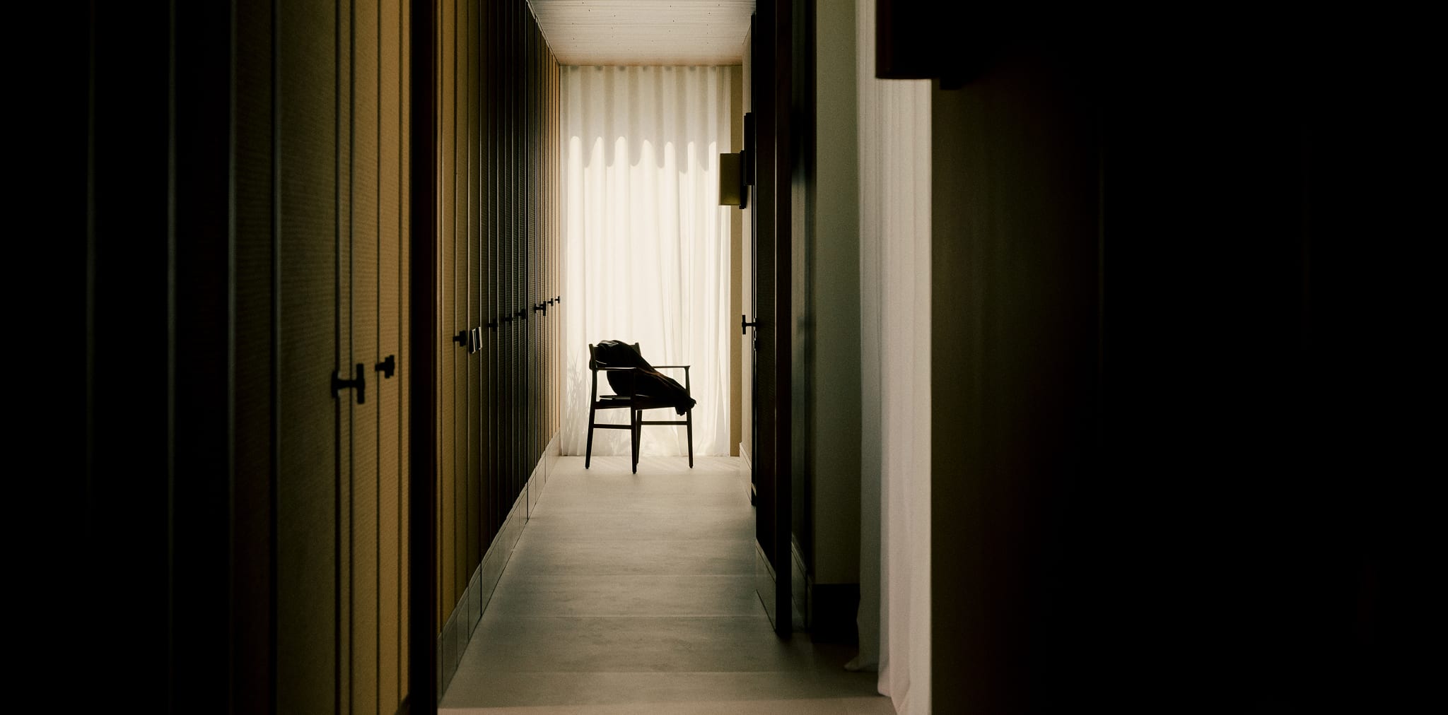Chaise de salle à manger avec accoudoirs en chêne Mireita