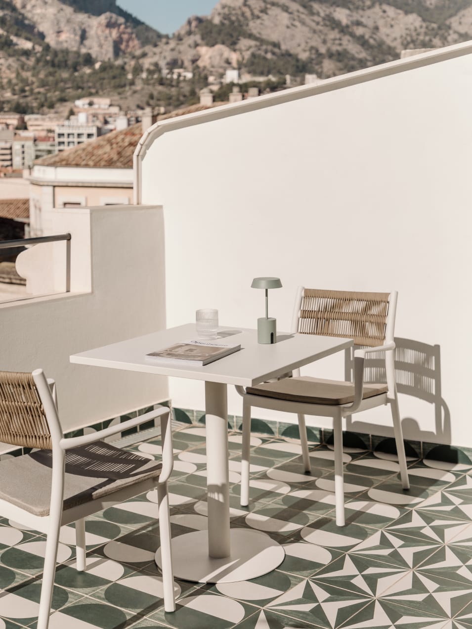 Sedia da giardino impilabile con braccioli Favila