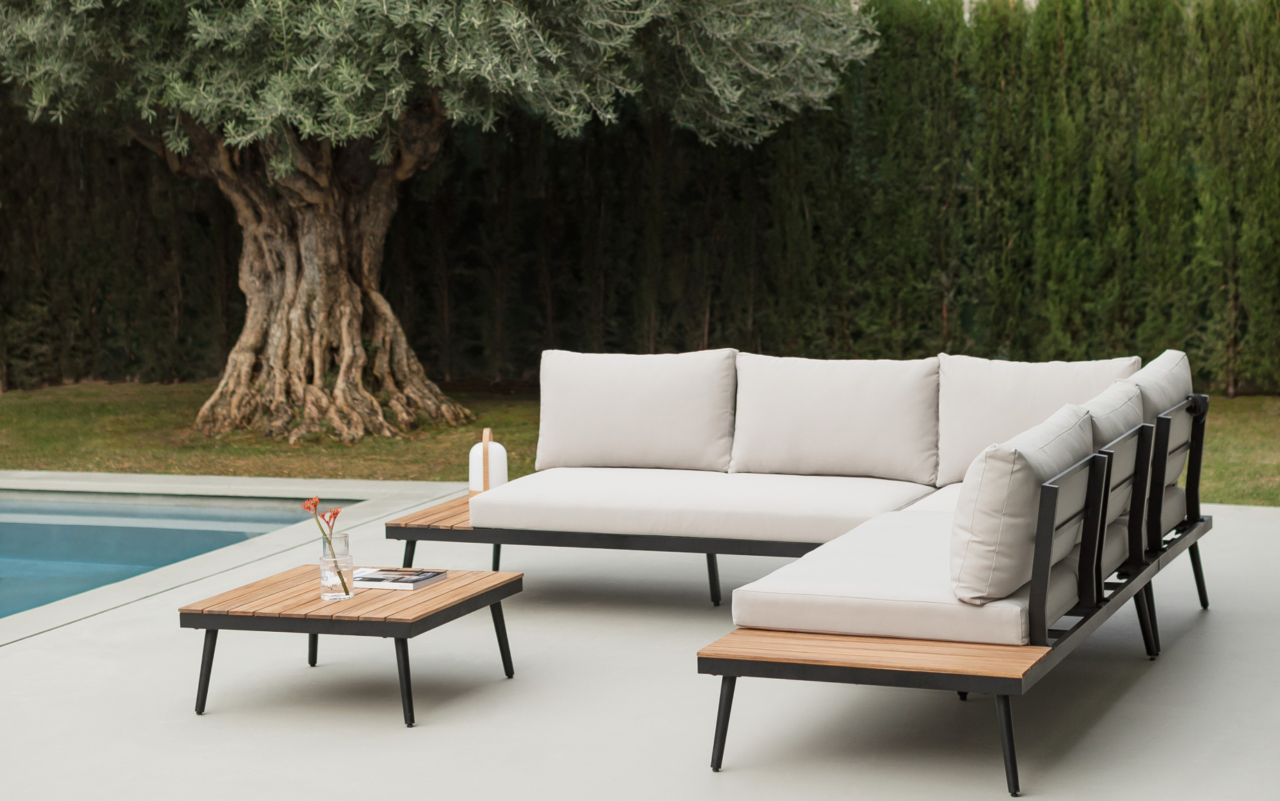 Set da giardino con divano angolare 4 posti e tavolino in alluminio e legno di acacia Kalen     