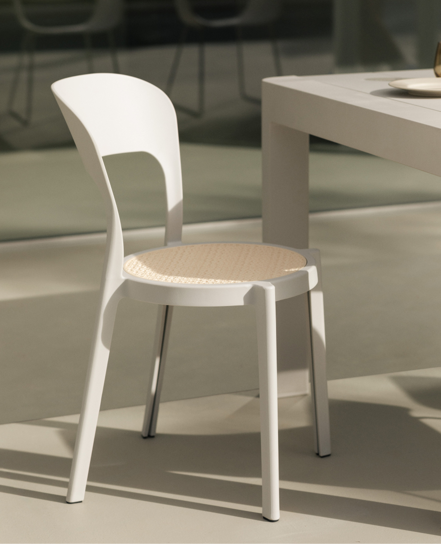 Set tavolo allungabile rettangolare Karena 240-300x100 cm e 8 sedie da giardino impilabili con braccioli in alluminio