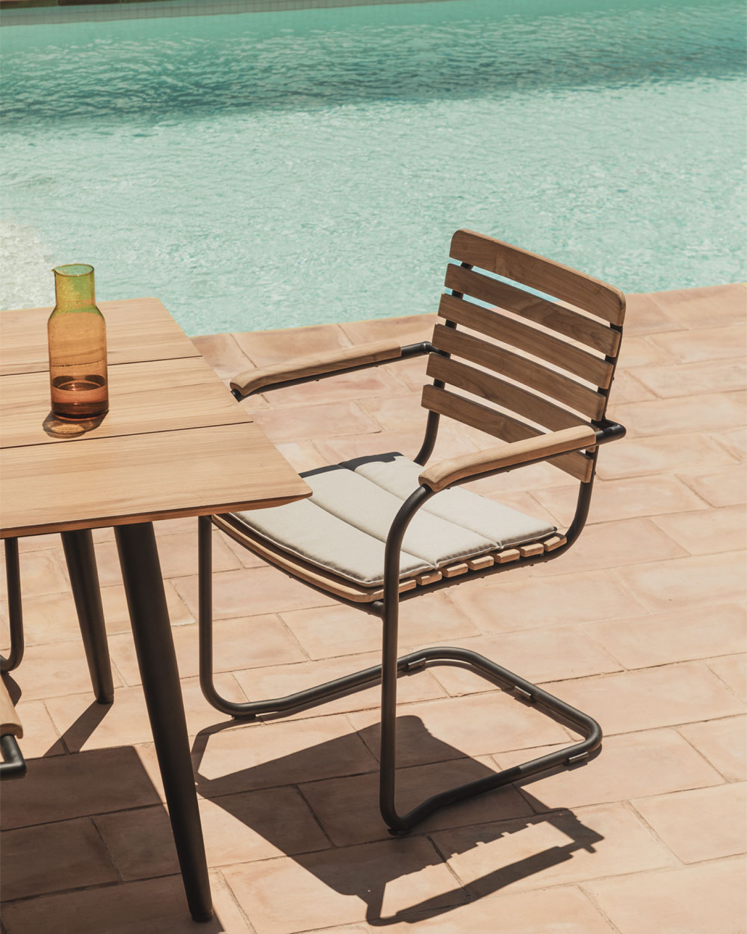 Sedia da giardino con braccioli in legno di teak e alluminio Lowel