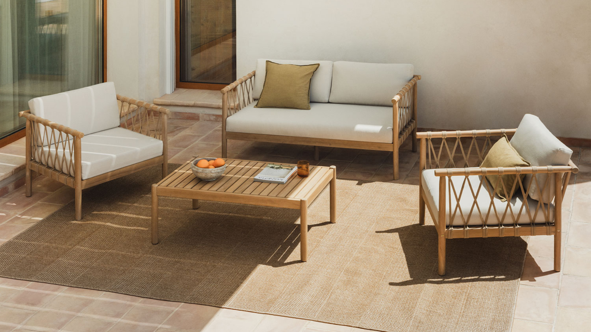 Set da giardino con divano 2 posti, 2 poltrone e tavolino in legno di acacia di Bizerta