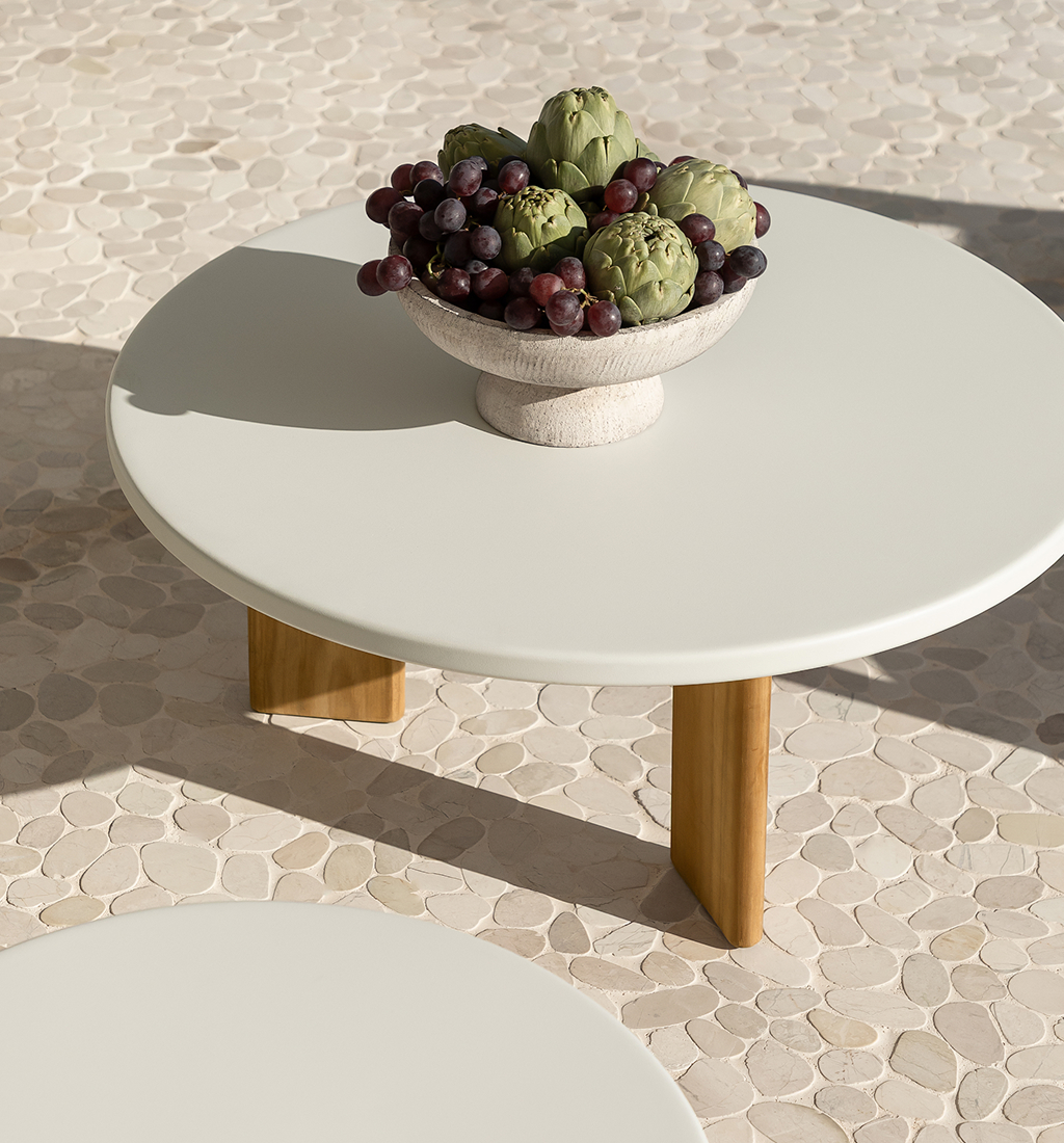 Zestaw 2 okrągłych aluminiowych stolików ogrodowych Yervin