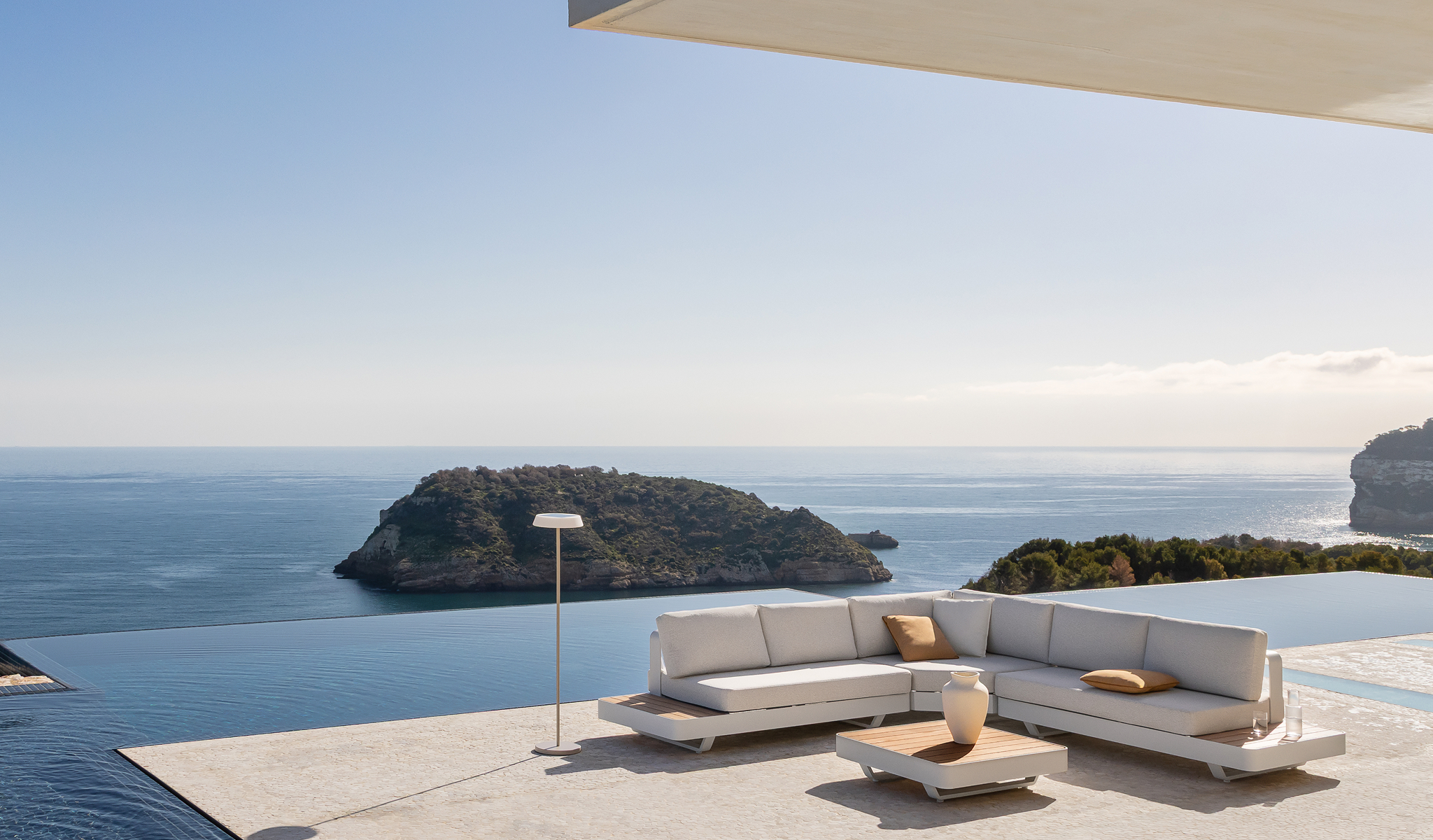 Zestaw ogrodowy z 5-osobową sofą narożną i stolikiem kawowym z aluminium i drewna tekowego Yarilo