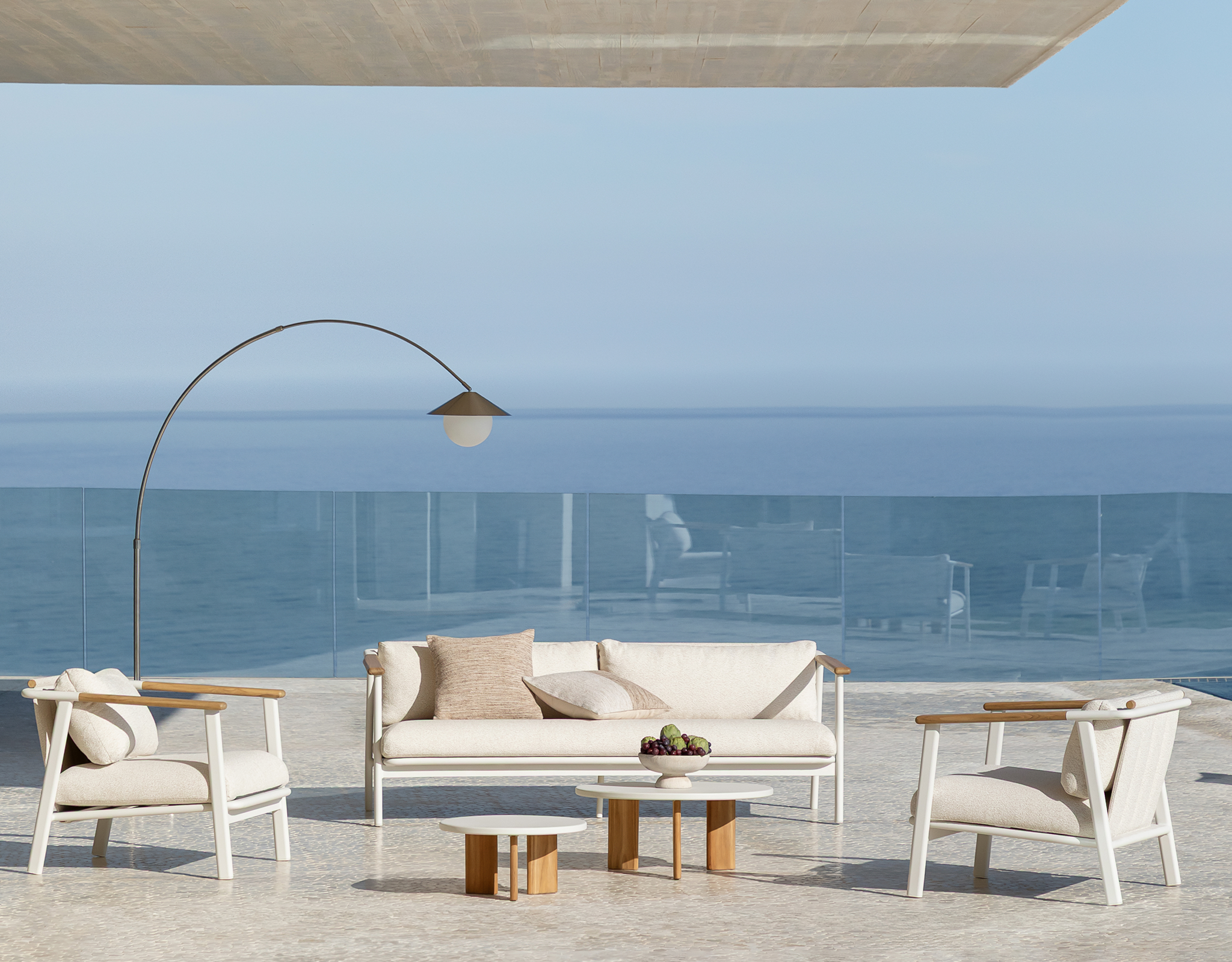 Zestaw ogrodowy z 3-osobową sofą z tkaniny bouclé, 2 stolikami kawowymi i 2 fotelami z aluminium Yervin