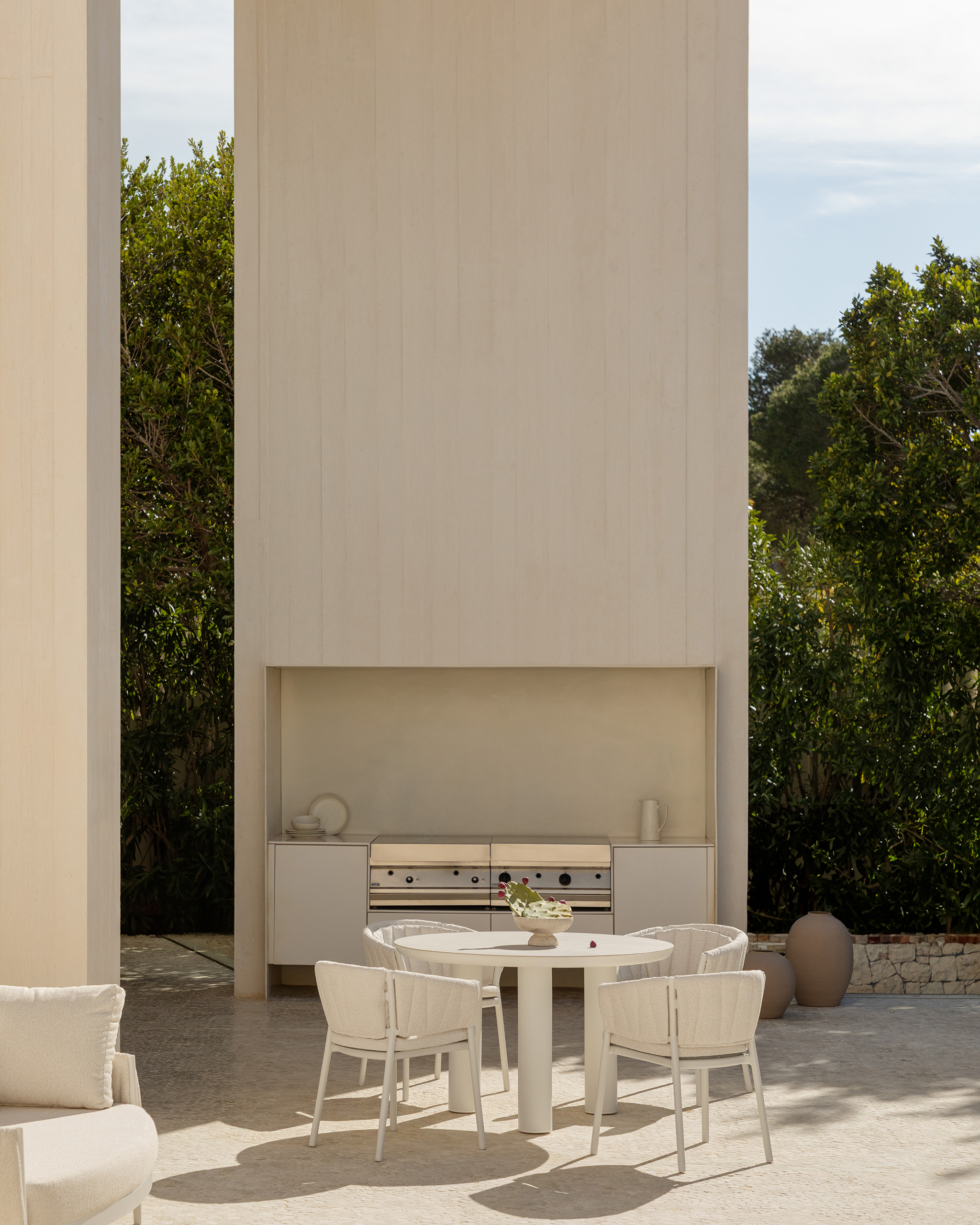 Zestaw okrągłego stołu Ø120 cm z ceramiki i aluminium Arken oraz 4 krzesła ogrodowe z podłokietnikami z aluminium i tkaniny Rode