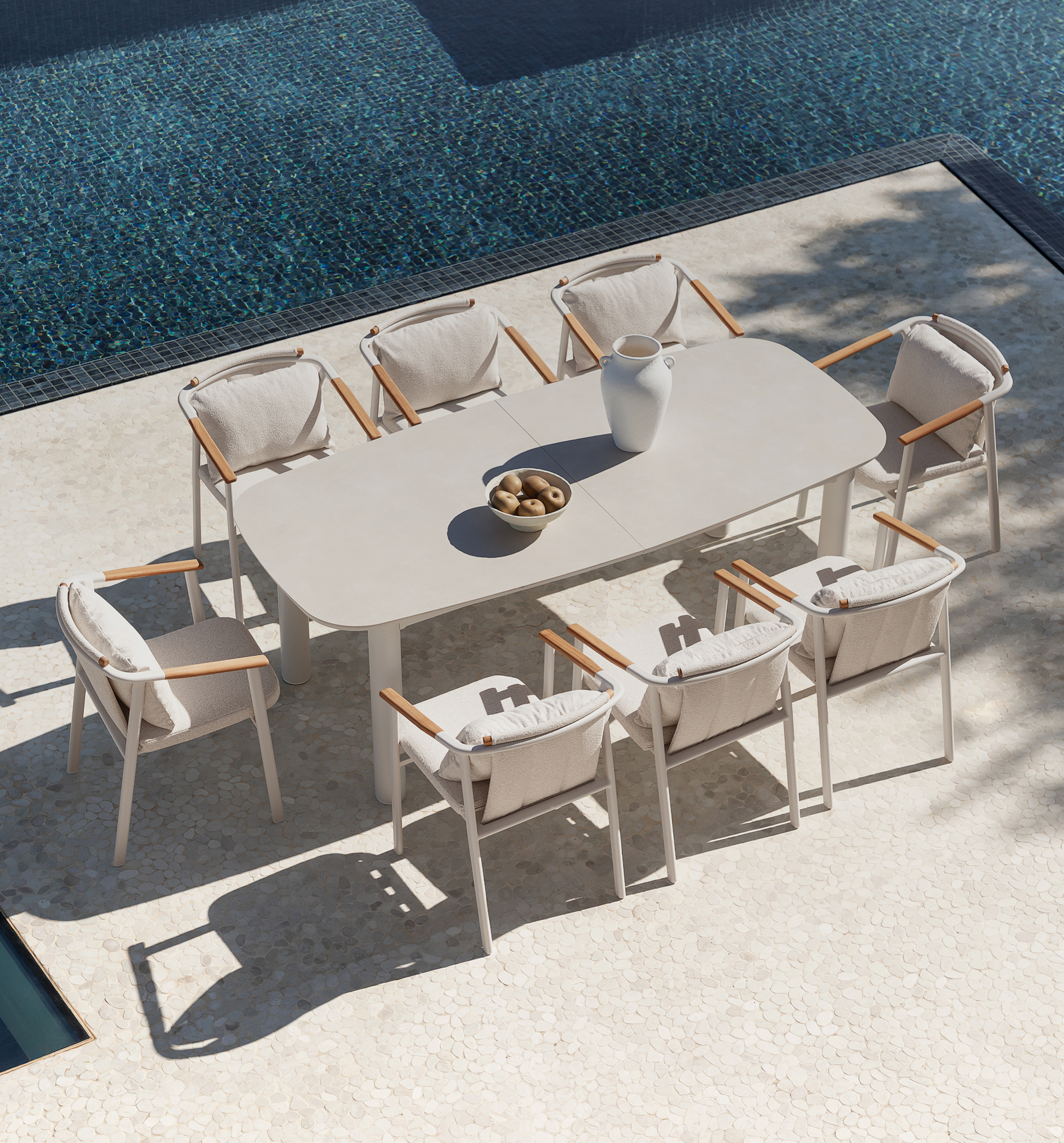 Zestaw prostokątnego rozkładanego stołu 220-280x100 cm z ceramiki Zinti i 10 krzeseł ogrodowych z aluminium i tkaniny bouclé Yer