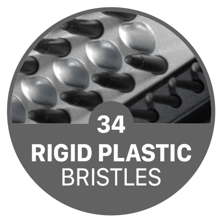 34 de peri din plastic dispusi pe marginea periei