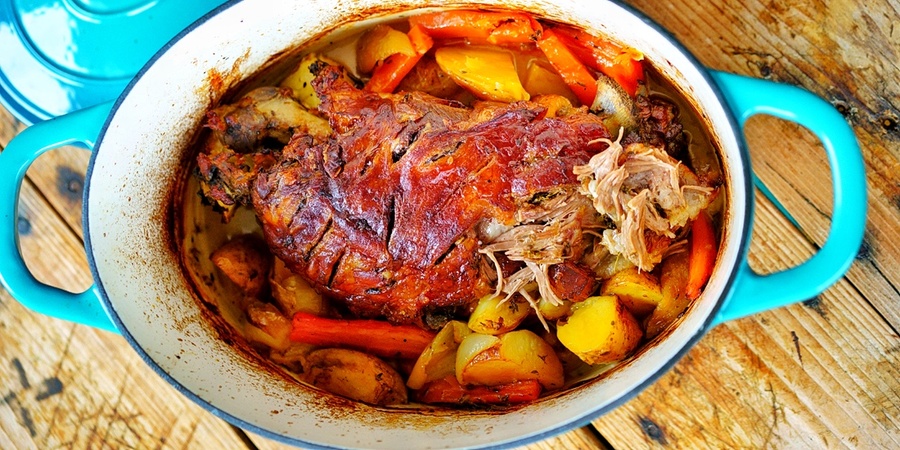 Rețetă friptură de miel cu vin gătită încet la cuptor în vasul din fontă emailată de 6.6L Crock-Pot pregătită de Mihai Gătește