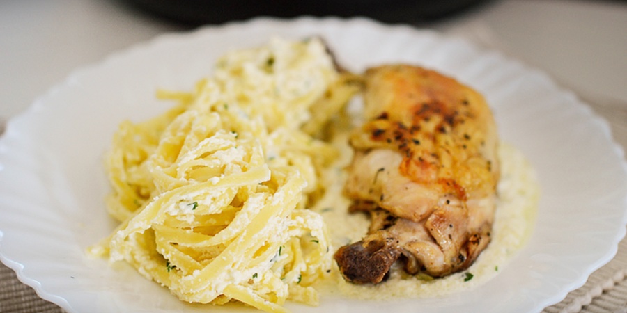 Rețetă pulpe de pui cu sos de parmezan la Multicooker Crockpot Express cu gătire sub presiune by Dulciuri Fel de Fel