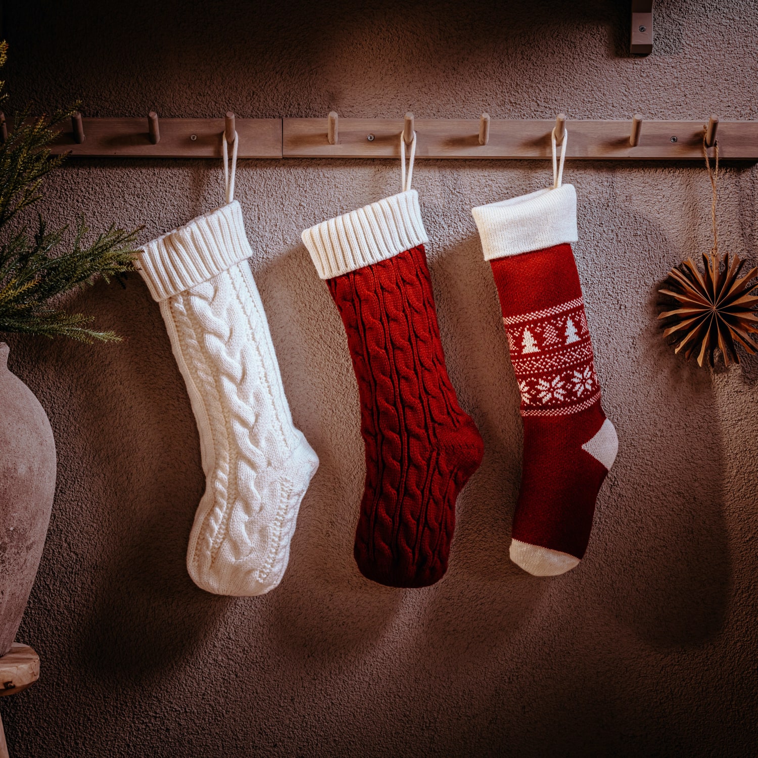 DEKORATIVE JULESTRØMPER MED GODTERI