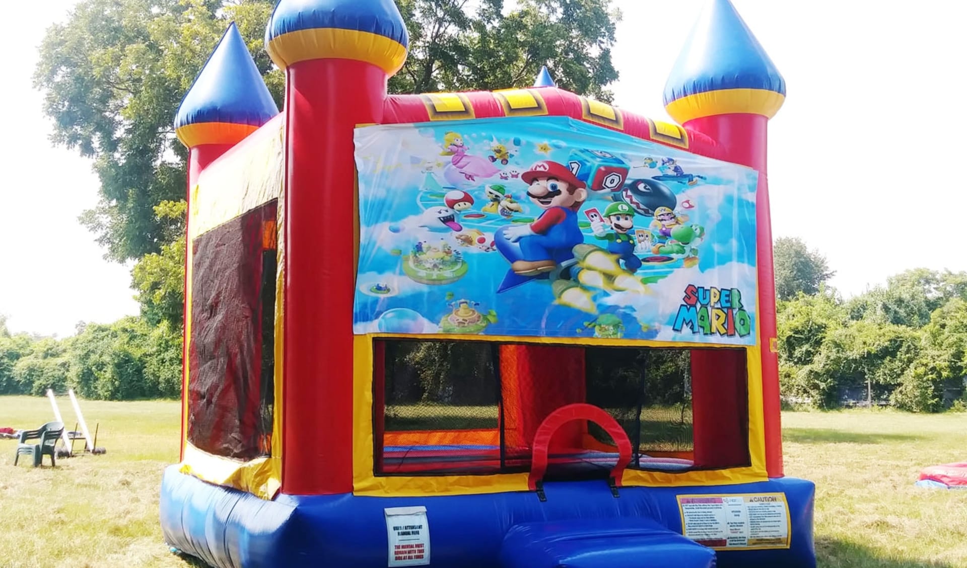 Mario Bros inflatable bounce house en renta en Austin con diseño de castillo 13x13, ideal para fiestas en Round Rock.